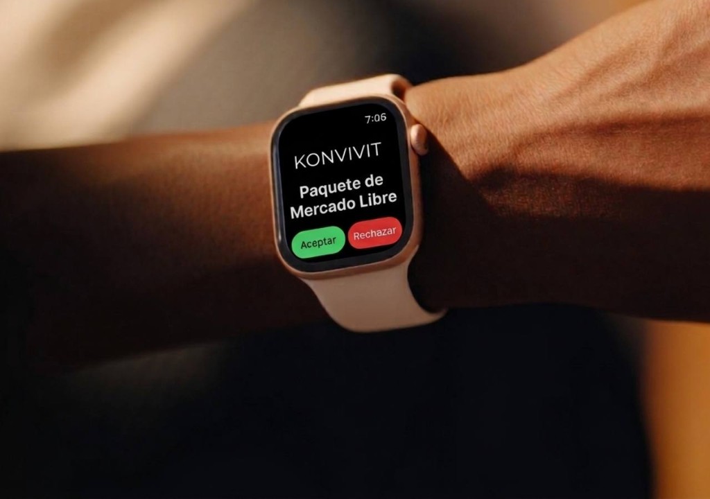Reloj inteligente en la muñeca mostrando notificación